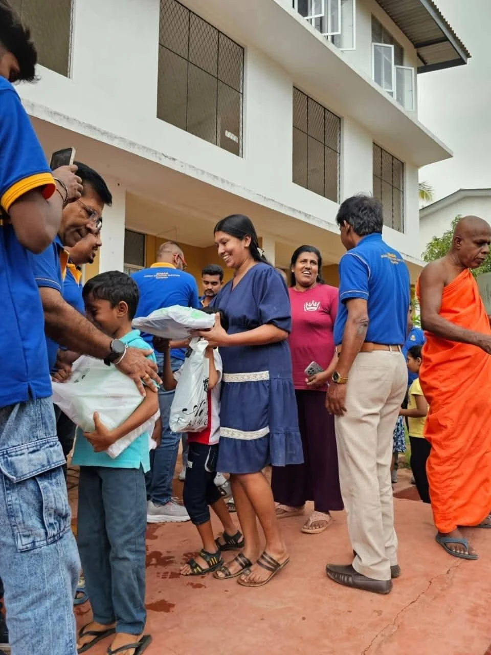 IHRC, SHCCF, and Sipara Higher Education Institute Deliver LKR 1.5M in Relief and Educational Aid to Flood Victims in Colombo District